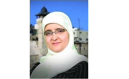 الاحتلال يعتقل عضو بلدية الخليل سوزان العويوي
